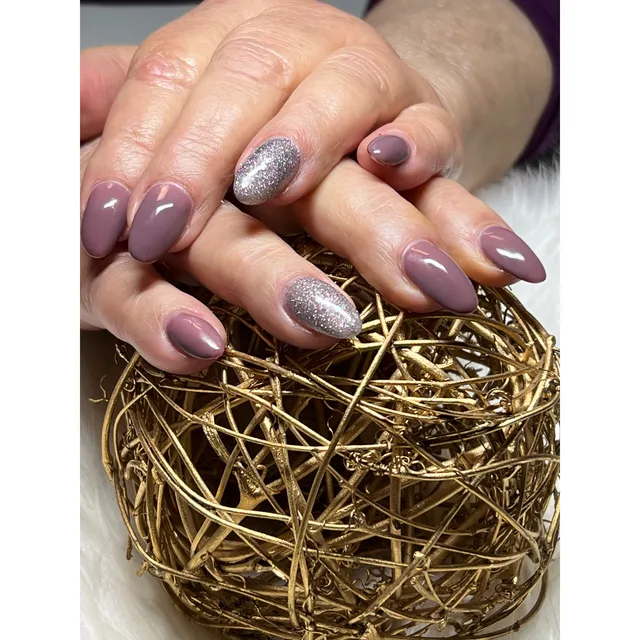 Nägel in Mauve mit Glitzer-Akzent