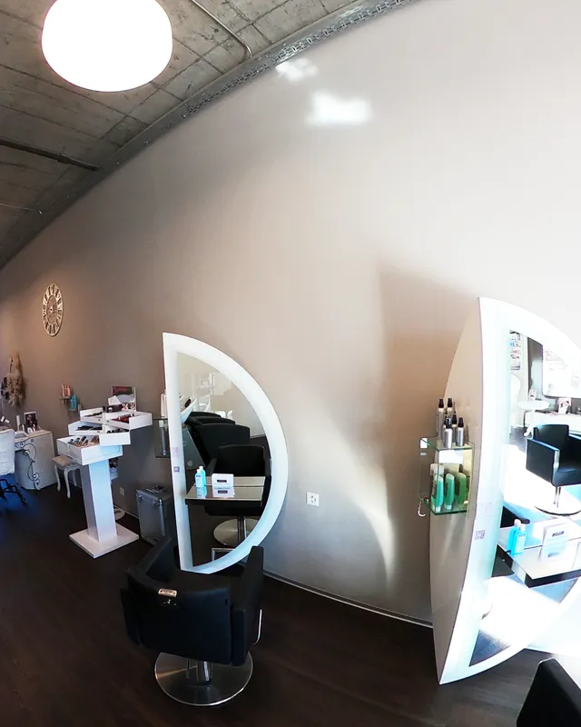 Coiffeur-Arbeitsplätze mit runden Spiegeln im House of Beauty