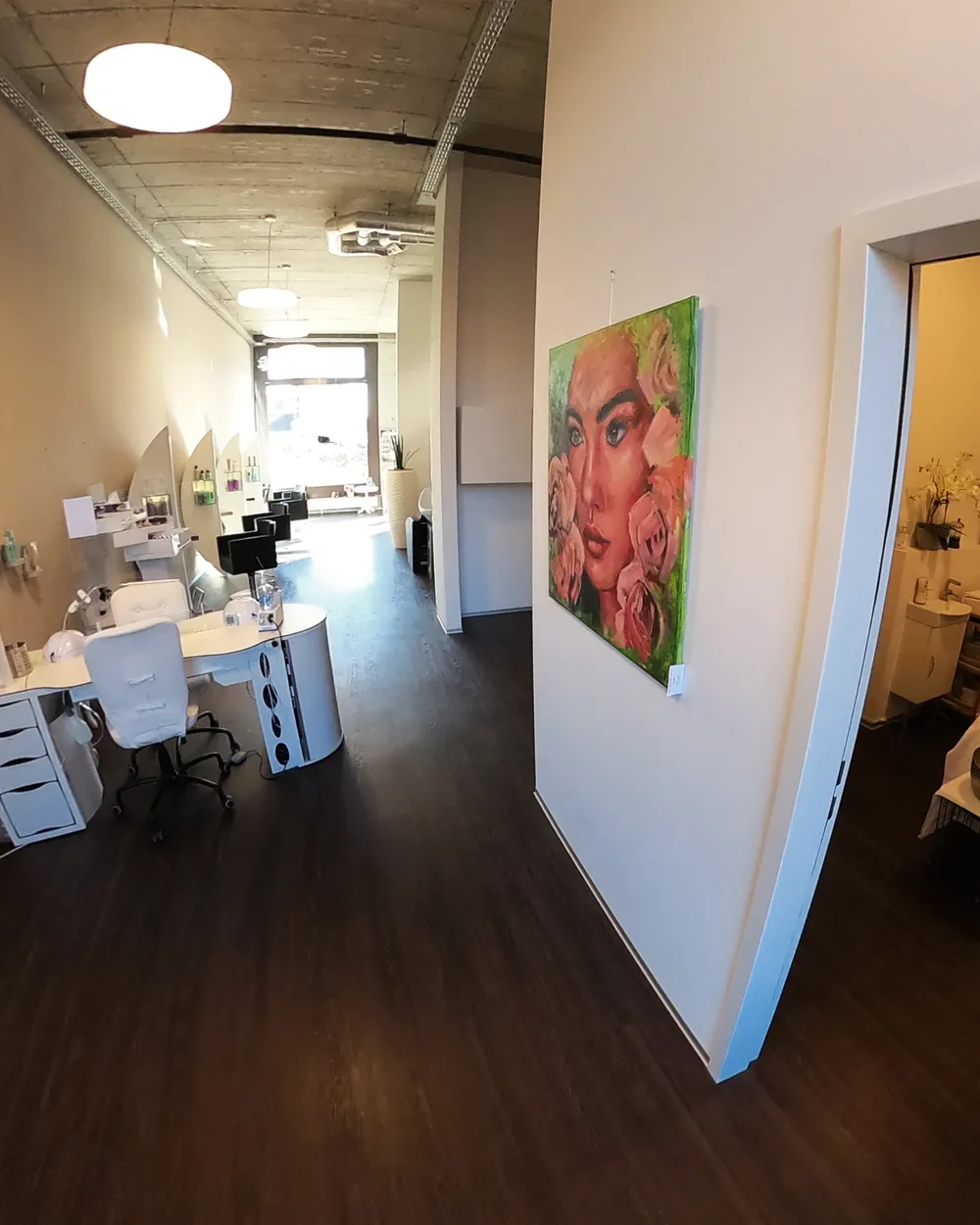 Blick durch den Salon zum Behandlungsraum mit Fusspflege-Stuhl