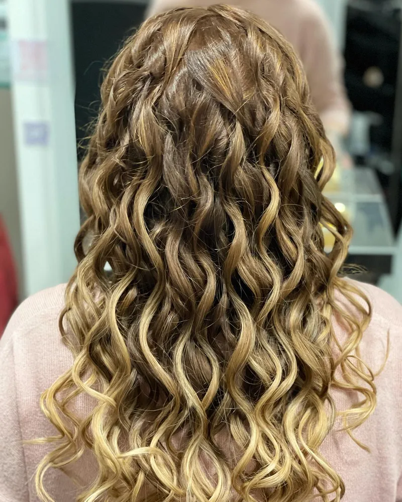 Definierte Locken, von hinten fotografiert